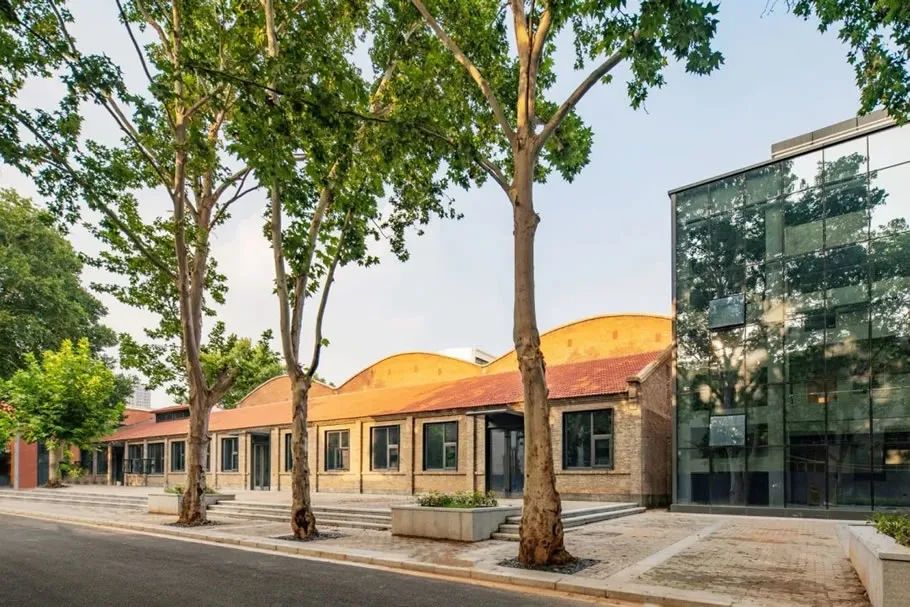 1661995292169683.jpg ◎红砖与金属的对比.jpg